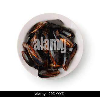 Vue de dessus des moules fraîches cuites dans une plaque en céramique isolée sur blanc Banque D'Images