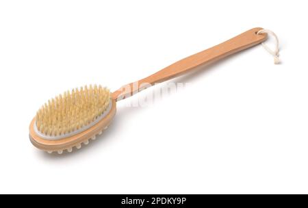 Brosse à récurer double face avec manche en bois long isolé sur blanc Banque D'Images