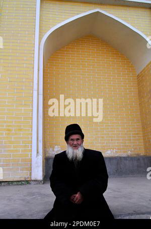 Un Uyghur assis près de la mosquée ID Kah à Kashgar, Xinjiang, Chine. Banque D'Images