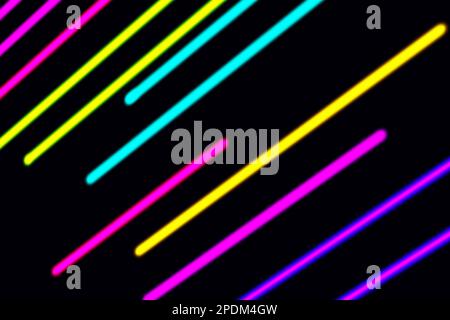 Arrière-plan fluorescent abstrait avec lignes diagonales colorées. Toile de fond horizontale moderne pour l'application mobile. Banque D'Images