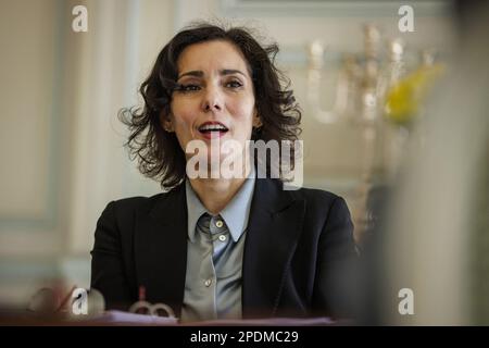 Le ministre des Affaires étrangères Hadja Lahbib photographié lors d'une rencontre avec des membres de la presse belge à la résidence de l'ambassadeur de Belgique à Washington, D.C., dans le cadre d'une visite de travail du ministre belge des Affaires étrangères Lahbib aux Etats-Unis, à Washington, DC, le mardi 14 mars 2023. BELGA PHOTO SAMUEL CORUM Banque D'Images