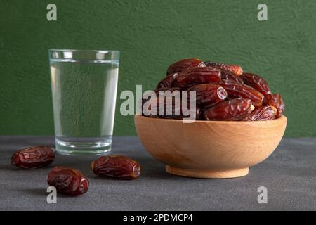 Datez les fruits avec de l'eau sur fond vert Banque D'Images