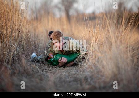 Fort Riley, Kansas, États-Unis. 4th mars 2023. Le groupe Ordnance 71st accueille l'équipe du groupe de l'année (TOY) où 8 équipes américaines et 4 équipes étrangères mettent leurs compétences en matière de fin de journée à l'épreuve pour avoir la chance de participer à la compétition en jouet de fin de journée 71st à fort Riley, Kansas, 08 mars 2023. Les 12 équipes ont été évaluées sur 15 opérations, ce qui a permis aux équipes d'afficher les compétences de leurs unités respectives lorsqu'elles répondent à des tâches dans un environnement de formation exigeant physiquement et mentalement. Crédit : États-Unis Armée/ZUMA Press Wire Service/ZUMAPRESS.com/Alamy Live News Banque D'Images