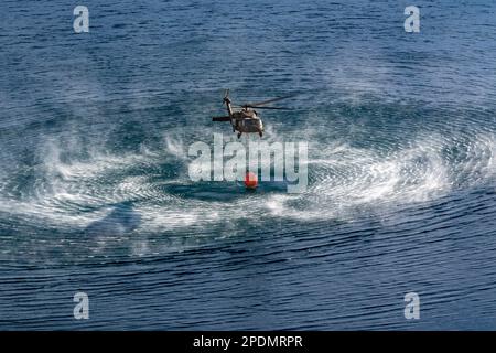 West Greenwich, Rhode Island, États-Unis. 2nd mars 2023. Plusieurs soldats de la Garde nationale de l'Armée du Rhode Island affectés au 1st Bataillon 126th Aviation Regiment, effectuent une formation de qualification en lutte contre les incendies aériens à l'aide d'un seau spécialisé suspendu d'un UH-60 Black Hawk, sur 2 mars 2023, dans West Greenwich, R.I. Cette nouvelle capacité soutiendra nos partenaires interagences au Rhode Island. Crédit : États-Unis Armée/ZUMA Press Wire Service/ZUMAPRESS.com/Alamy Live News Banque D'Images