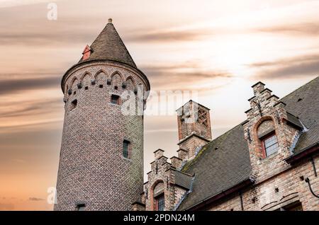 Bruges, Belgique coucher de soleil vue sur les bâtiments médiévaux qui sont traversés par les canaux de la ville. historique. Banque D'Images
