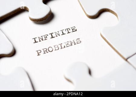 Problèmes infinis texte écrit avec une machine à écrire dans un puzzle blanc Banque D'Images