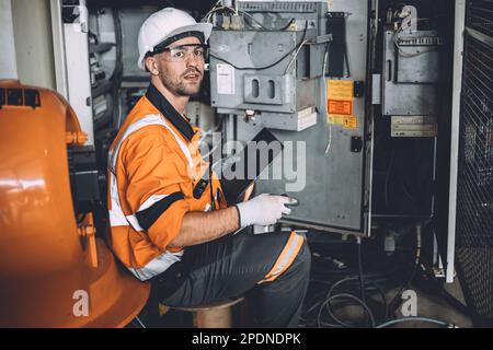 armoire électrique haute tension de service de réparation dangereuse pour ingénieur en électricité. les travailleurs réparent le problème de surtension électrique dans les faits industriels Banque D'Images