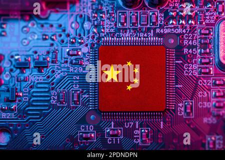 Drapeau chinois sur le concept de la guerre des puces informatiques. Fabricants de puces internationaux UC unité centrale Microchip sur carte mère République de Chine monde larg Banque D'Images