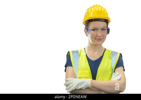 Ingénieur femme confiante bras croisés, lady ouvrier de l'industrie avec l'uniforme de sécurité isolé sur fond blanc Banque D'Images