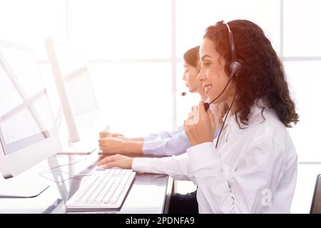 centre d'appels femme heureux service de travail. Le personnel de l'équipe d'assistance clientèle peut vous aider et contacter en utilisant le logiciel CRM. Agents de vente. Banque D'Images