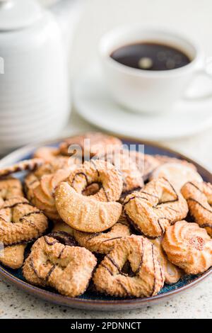 Divers cookies assortis. Biscuits sucrés sur l'assiette. Banque D'Images