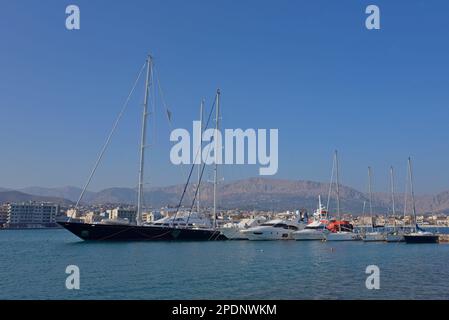 Yachts de plaisance amarrés dans le port de Chios, île de Chios, Grèce Banque D'Images