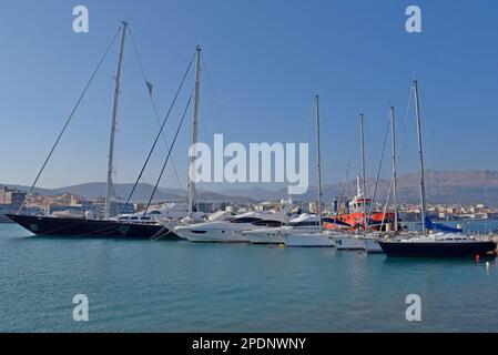 Yachts de plaisance amarrés dans le port de Chios, île de Chios, Grèce Banque D'Images