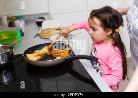 Mère et fille dans la cuisine. Banque D'Images