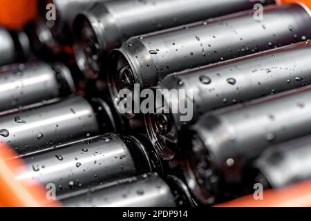 boîtes de dewy en aluminium noir avec boisson dans une caisse Banque D'Images