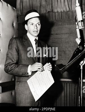 Acteur et chanteur Frank Sinatra dans 'The Tender Trap' (MGM, 1955) photo de publicité Banque D'Images