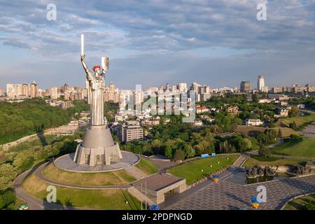 Kiev, Ukraine - Mai 2018: La mère mère patrie monument à Kiev. Les monuments de l'Ukraine. Le monument est décoré le jour de la victoire dans le Secon Banque D'Images