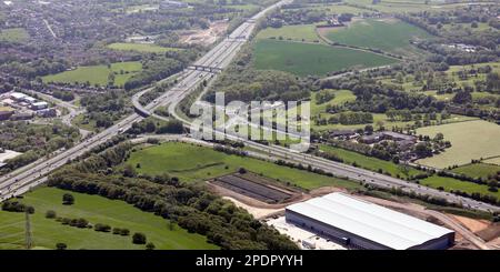 Vue aérienne vers le sud-ouest sur la M606 et le long de l'autoroute M62 en direction de Scholes (coin supérieur droit), West Yorkshire Banque D'Images