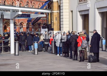 Londres, Royaume-Uni. 15th mars 2023. Une file d'attente se forme à une station de taxis devant la gare de King's Cross, tandis que les syndicats RMT et ASLEF entreprennent des grèves sur les pensions et les coupures d'emplois. Credit: Vuk Valcic/Alamy Live News Banque D'Images