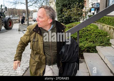L'avocat Johan Plateau arrive pour une session de l'affaire devant la cour d'appel d'Anvers, une remarque du juge pendant le procès de Hasselt, contre 18 membres de l'association des étudiants de Reuzegom pour le décès de Sanda Dia, à Anvers, le mercredi 15 mars 2023. Sanda Dia, 20 ans, est mort d'un échec d'organe après le rituel du baptême d'un étudiant. La présidente de Hasselt avait noté qu'elle n'avait été prise que pour juger les accusations qui portaient sur les faits de 5 décembre 2018 à Vorselaar. Il a été noté au dossier de la cour que les faits se sont commis depuis le réveil des puits de Louvain jusqu'au deptu Banque D'Images