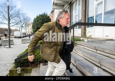L'avocat Johan Plateau arrive pour une session de l'affaire devant la cour d'appel d'Anvers, une remarque du juge pendant le procès de Hasselt, contre 18 membres de l'association des étudiants de Reuzegom pour le décès de Sanda Dia, à Anvers, le mercredi 15 mars 2023. Sanda Dia, 20 ans, est mort d'un échec d'organe après le rituel du baptême d'un étudiant. La présidente de Hasselt avait noté qu'elle n'avait été prise que pour juger les accusations qui portaient sur les faits de 5 décembre 2018 à Vorselaar. Il a été noté au dossier de la cour que les faits se sont commis depuis le réveil des puits de Louvain jusqu'au deptu Banque D'Images