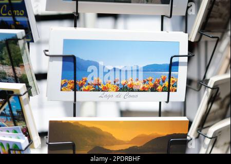 COMO, ITALIE - 2011 MAI : diverses cartes postales de la ville de Côme exposées à la boutique de souvenirs Banque D'Images