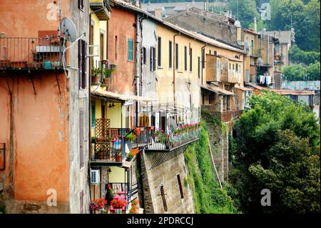 Ruelle médiévale typique dans la belle ville de Nemi, Italie Banque D'Images