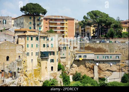 La ville de Pitigliano, située au sommet d'une crête volcanique tufa, connue sous le nom de la petite Jérusalem. Patrimoine étrusque, Grosseto, Toscane, Italie. Banque D'Images