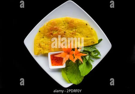 Crêpes vietnamiennes avec fruits de mer sur fond noir vue de dessus Banque D'Images