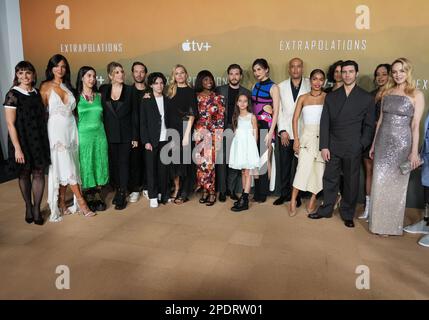 Los Angeles, États-Unis. 14th mars 2023. (G-D) EXTRAPOLATIONS Cast - Mia Maestro, Eiza González, Neska Rose, Tara Summers, Tobey Maguire, Joaopaulo Malheiro, Sienna Miller, Maame Yaa Boafo, Kit Harington, Bella Patel Sauer, Gemma Chan, Ben Harper, Scott Z. Burns, Yara Shahidi, Indira Varma, Tahar Rahim, Devika Bhise, Heather Graham à la première DES EXTRAPOLATIONS de la série originale d'Apple tenue au Musée du marteau à Westwood, CA le mardi, ?14 mars 2023. (Photo par Sthanlee B. Mirador/Sipa USA) crédit: SIPA USA/Alay Live News Banque D'Images