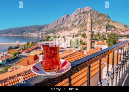 Délicieux thé turc parfumé dans un verre traditionnel authentique de bardak sur fond d'une station balnéaire avec minaret de la mosquée Banque D'Images