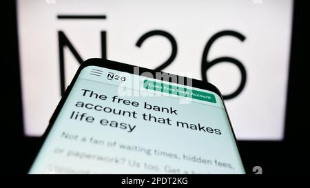 Smartphone avec le site Web de la société allemande de services financiers N26 Bank AG à l'écran devant le logo de l'entreprise. Faites la mise au point dans le coin supérieur gauche de l'écran du téléphone. Banque D'Images