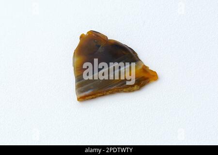 Section transversale du cristal d'agate. Lumière naturelle, fond blanc pierre translucide Banque D'Images