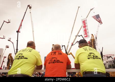 (230315) -- LAS VEGAS, 15 mars 2023 (Xinhua) -- les gens regardent des expositions de la société américaine Link-Belt Cranes à la CONEXPO-CON/AGG 2023 à Las Vegas, aux États-Unis, sur 14 mars 2023. Le plus grand salon de la construction en Amérique du Nord a ouvert ses portes mardi à Las Vegas, présentant les technologies et produits les plus avancés au monde dans le domaine des machines et de la construction. L'exposition, nommée CONEXPO-CON/AGG, a attiré plus de 1 800 fabricants d'équipements représentant des produits en asphalte, granulats, béton, équipements de creusement de terre, levage, l'exploitation minière et beaucoup d'autres, selon l'organisateur. (Photo de Zeng hui/X Banque D'Images