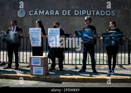 14 mars 2023, Ciudad de México, Ciudad de México, Mexique: Membres de l'organisation internationale ''Egalité des animaux, tenant des affiches montrant les mauvais traitements et la cruauté avec lesquels des millions d'animaux vivent, ont pris des mesures à la Chambre des députés pour livrer plus de 100 000 signatures qu'ils ont recueillies dans tout le pays, De citoyens qui soutiennent l'initiative qui vise à modifier la Constitution mexicaine afin que le Congrès de l'Union puisse légiférer sur le bien-être et la protection des animaux. De cette façon, la première loi générale sur le bien-être animal du Mexique sera adoptée, qui sera provid Banque D'Images