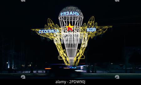 Soutien d'une ligne électrique haute tension avec les symboles des Forces aéroportées russes la nuit Banque D'Images