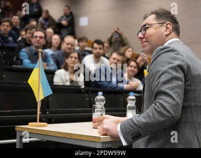 Mayence, Allemagne. 15th mars 2023. Oleksii Makeiev, ambassadeur d'Ukraine, s'entretient avec des étudiants dans une salle de conférence lors d'un rendez-vous à l'Université de Mayence. Crédit : Boris Roessler/dpa/Alay Live News Banque D'Images