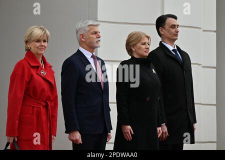 Le président tchèque de centre gauche Petr Pavel et sa femme Eva Pavlova (à gauche) visitent le président slovaque Zuzana Caputova (au centre droit) avec son partenaire Juraj RI Banque D'Images