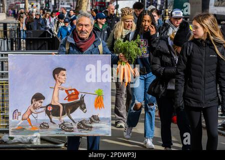 Londres, Royaume-Uni. 15th mars 2023. L'artiste Kaya Mar montre sa dernière peinture satirique avec des carottes - le chancelier de l'Échiquier Jeremy Hunt quitte Downing Street pour livrer son budget du printemps au Parlement alors que la crise du coût de la vie se poursuit. Crédit : Guy Bell/Alay Live News Banque D'Images