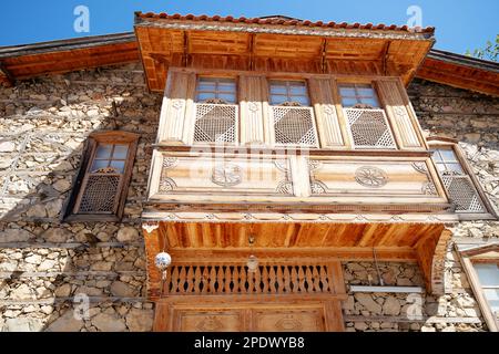 Le cadre paisible du village d'Ormana, niché au milieu de la beauté naturelle étonnante des montagnes du Taurus, en fait une oasis paisible où les visiteurs peuvent Banque D'Images