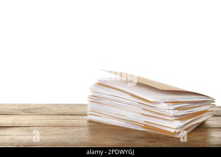 Pile de fichiers jaunes avec des documents sur une table en bois sur fond blanc. Espace pour le texte Banque D'Images