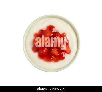 Délicieux pudding de semoule avec fraises et confiture isolé sur blanc, vue de dessus Banque D'Images