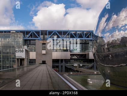 Paris, France - 03 14 2023 : la ville de la science et de l'industrie et la Géode, le musée de la science et le cinéma à Paris Banque D'Images