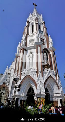 Bangalore,Karnataka,Inde-01 janvier 2023: Les chrétiens catholiques à la statue de sainte marie dans la basilique Saint-marys ou l'église de Velankannimatha. Banque D'Images