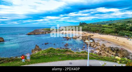 Littoral et falaises, Plage de Toró, Llanes, Asturies, Espagne, Europe Banque D'Images