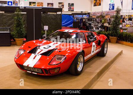 ESSEN, ALLEMAGNE - 01 décembre 2017 : une Ford GT 40 est exposée avec d'autres voitures classiques au salon de l'automobile d'Essen sur 1 décembre 2017 à Essen, en Allemagne. TH Banque D'Images