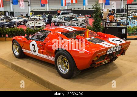 ESSEN, ALLEMAGNE - 01 décembre 2017 : une Ford GT 40 est exposée avec d'autres voitures classiques au salon de l'automobile d'Essen sur 1 décembre 2017 à Essen, en Allemagne. TH Banque D'Images