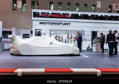 ESSEN, ALLEMAGNE - 01 décembre 2017 : Porsche Volkswagen présente ses derniers véhicules de sport automobile au salon de l'automobile d'Essen sur 1 décembre 2017 in es Banque D'Images