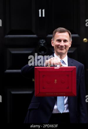 Londres, Angleterre, Royaume-Uni. 15th mars 2023. Le chancelier de l'Échiquier JEREMY HUNT tient la boîte rouge devant le 11 Downing Street avant de faire un exposé budgétaire à la Chambre des communes. (Credit image: © Tayfun Salci/ZUMA Press Wire) USAGE ÉDITORIAL SEULEMENT! Non destiné À un usage commercial ! Banque D'Images