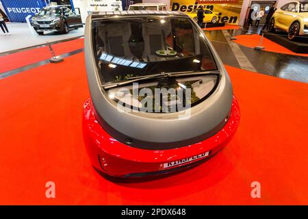 ESSEN, ALLEMAGNE - 01 décembre 2017 : le Rinspeed, une voiture concept entièrement électrique et solaire, contenant son propre jardin, est exposé à Essen M. Banque D'Images